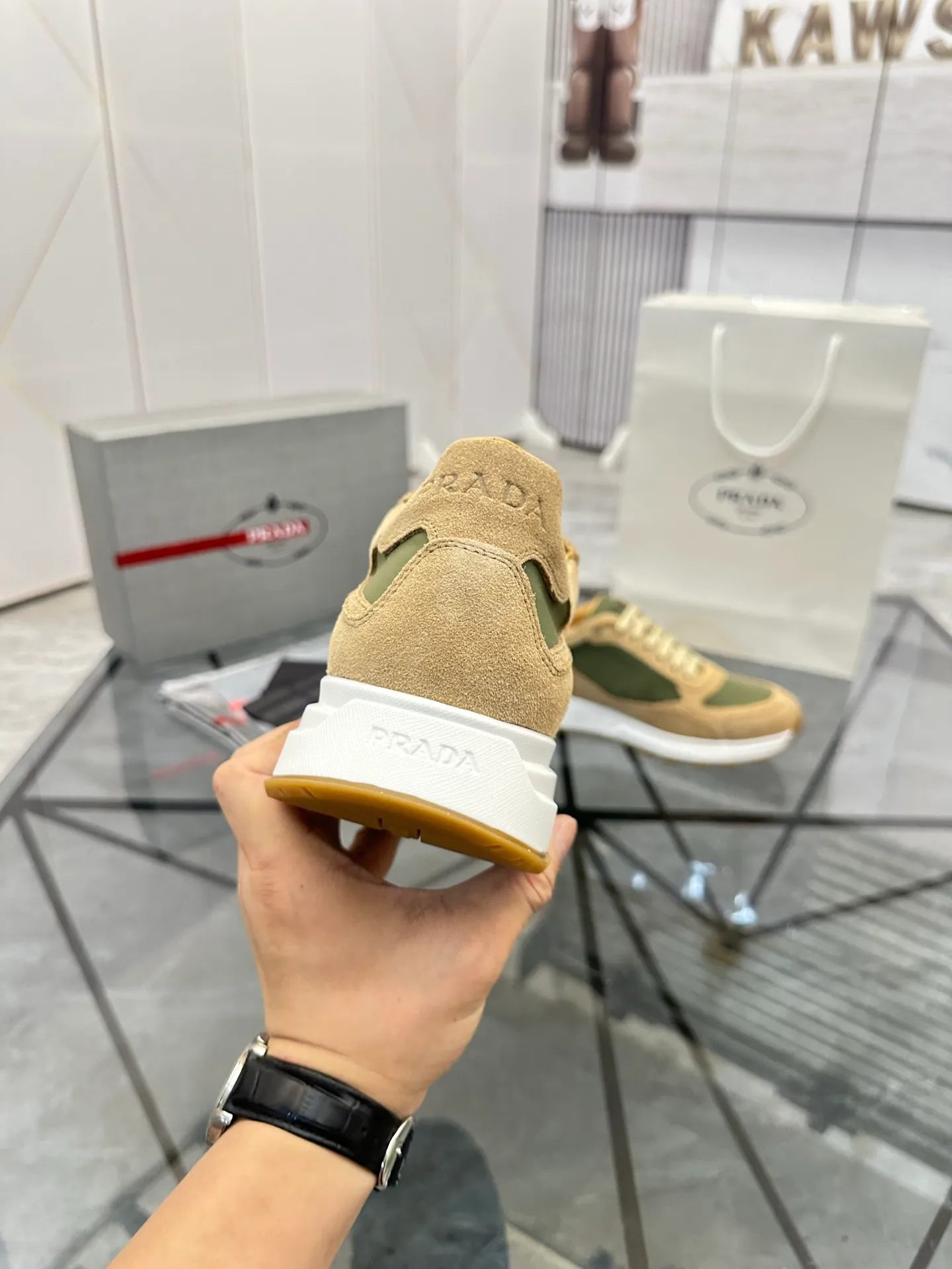 Men's shoes for sale 💰: 💰P580¥ High-end top quality Product trademark: Prada *"Prada*" low-top casual shoes Regular size: 38-45 (can be customized to 46) Product materials: imported upper layer of high mercerized nubuck leather spliced ​​with breathable mesh, water-dyed cowhide lining, cowhide feet, original ultra-light foam outsole. No.: 001
